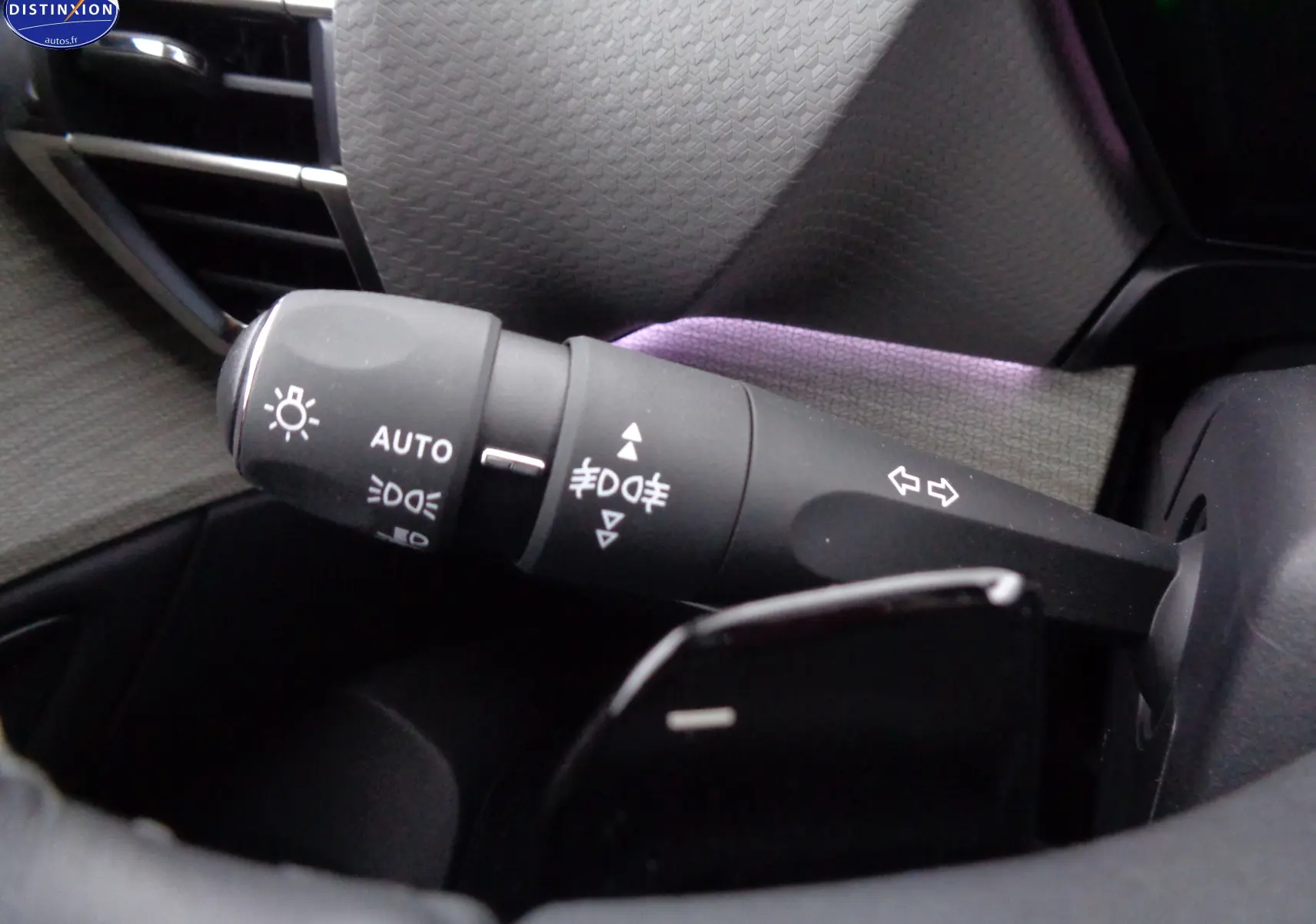 Gros plan sur la commande des feux et clignotants à gauche du volant dans le Citroën C5 X gris Smart 2022.