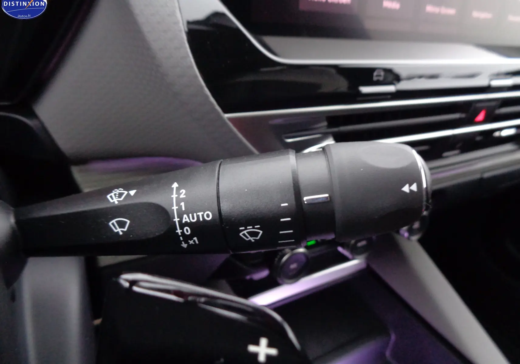 Gros plan sur la commande d'essuie-glace du Citroën C5 X gris Smart, avec tableau de bord et écran tactile en arrière-plan.