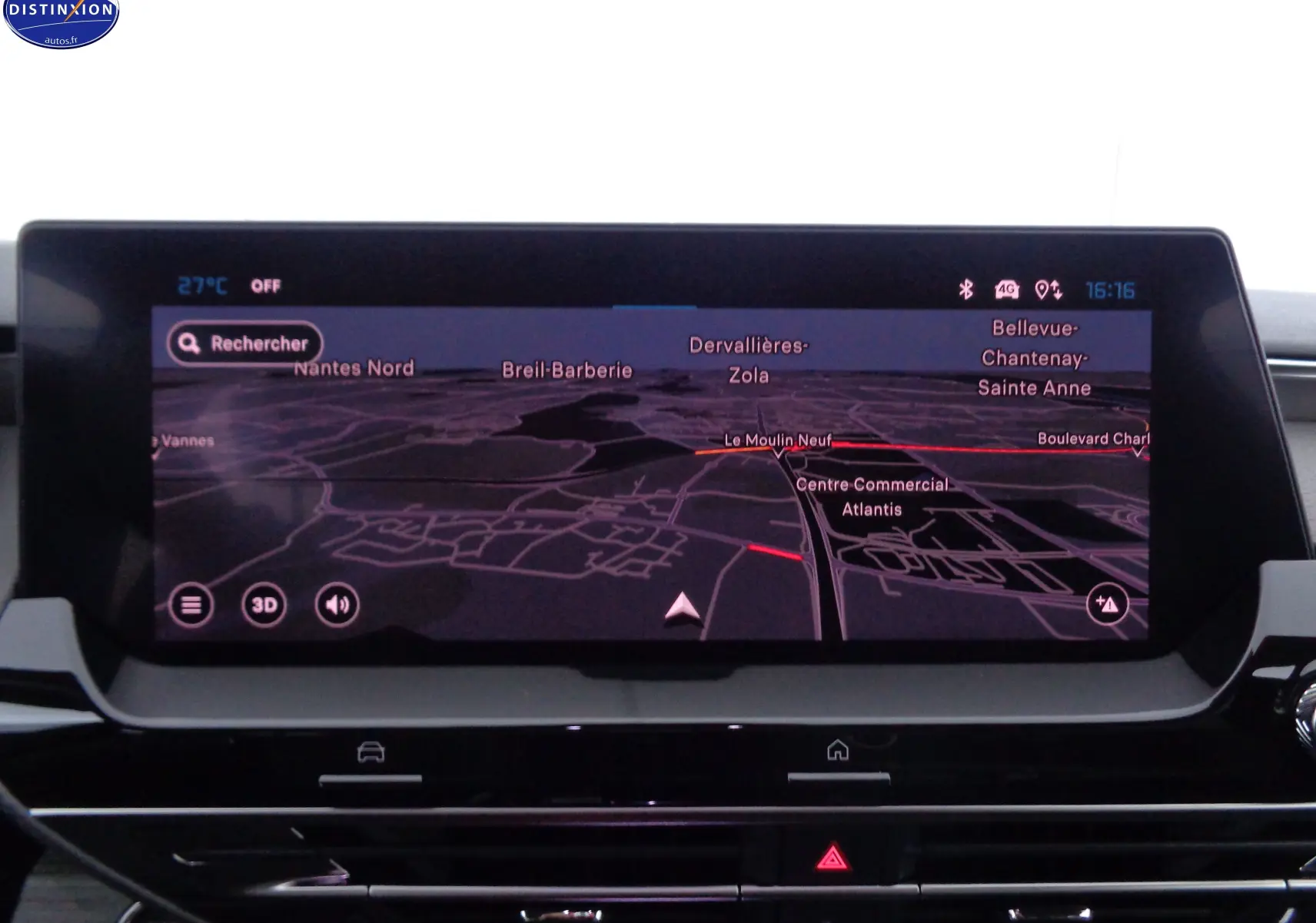 Écran tactile central du Citroën C5 X Hybrid 225ch Shine Pack 2022 affichant la navigation GPS en mode nuit.