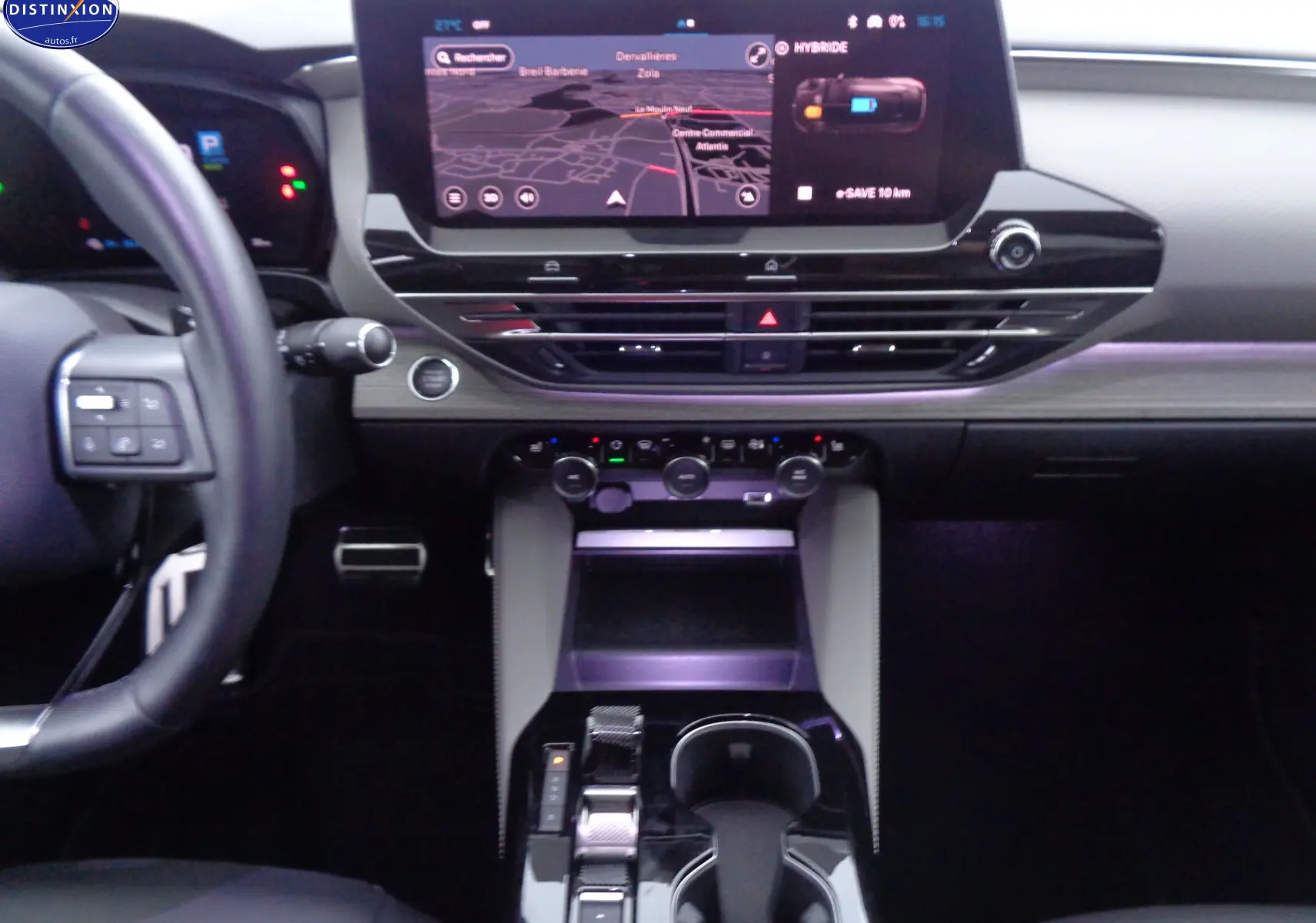 Vue intérieure du tableau de bord et console centrale du Citroën C5 X hybride gris Smart avec écran tactile et commandes modernes.