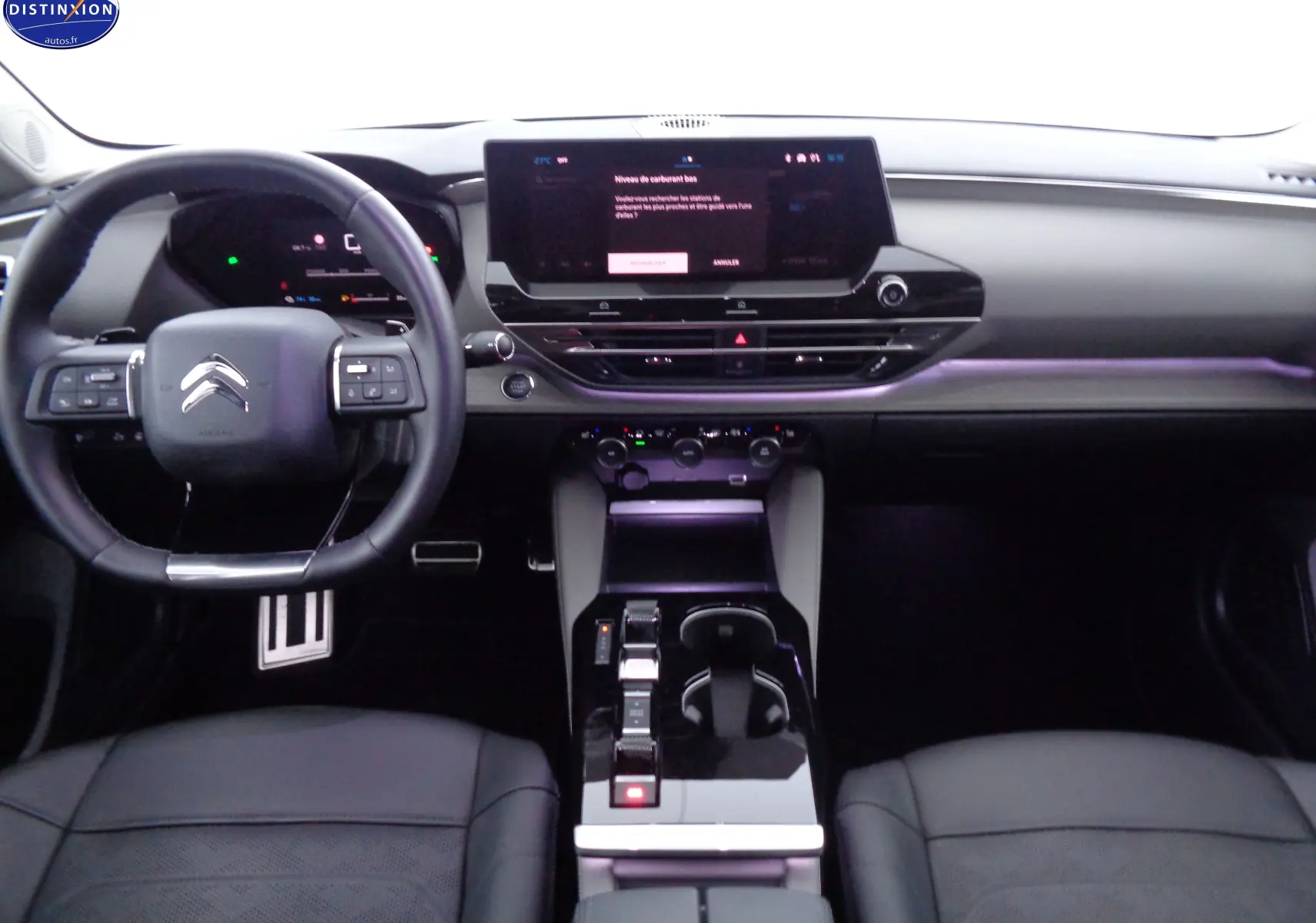 Intérieur de la Citroën C5 X hybride 2022, vue frontale du tableau de bord avec écran tactile et volant multifonction noir.