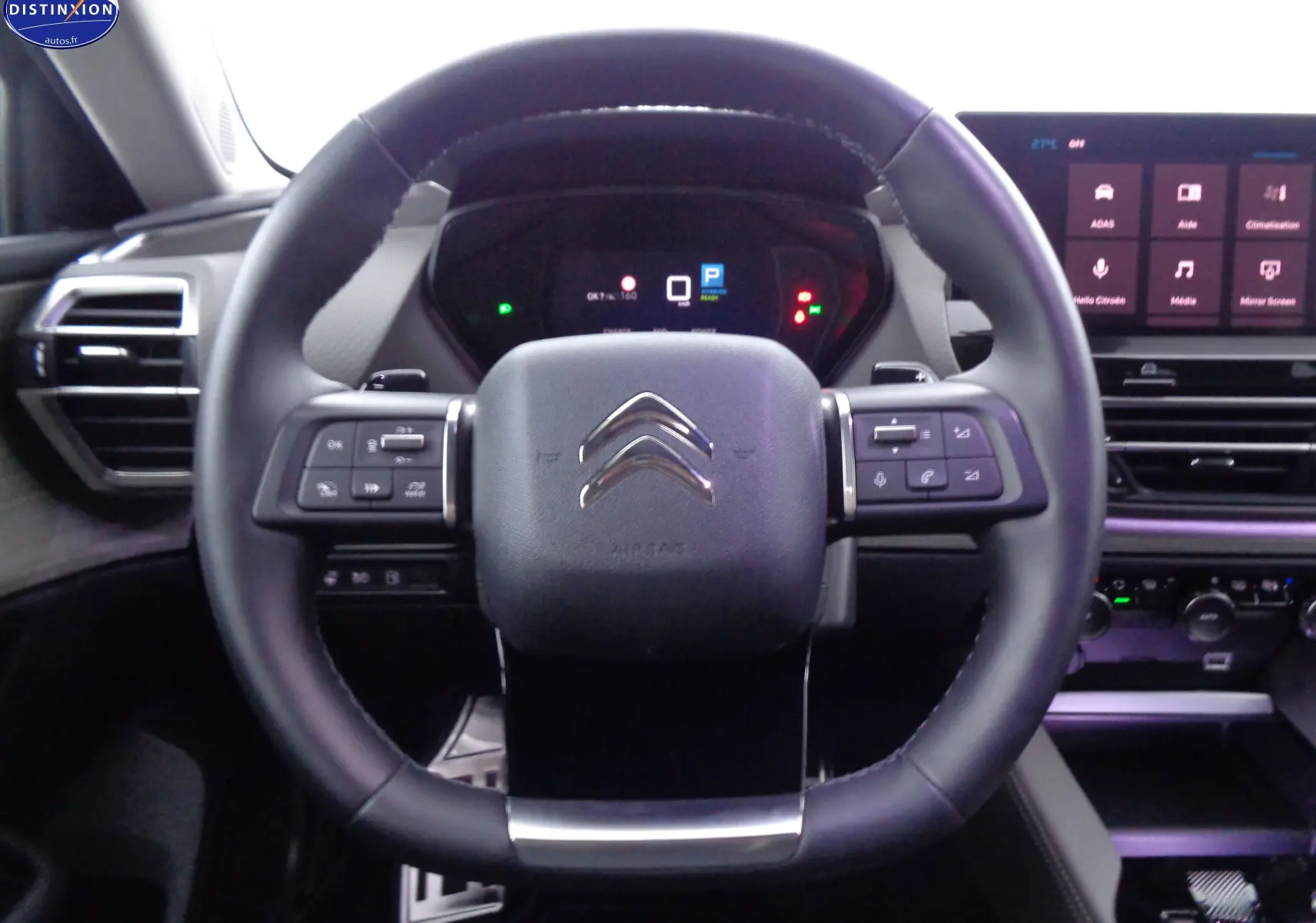 Vue frontale du volant en cuir noir du Citroën C5 X Hybrid 225ch avec commandes intégrées et tableau de bord numérique.