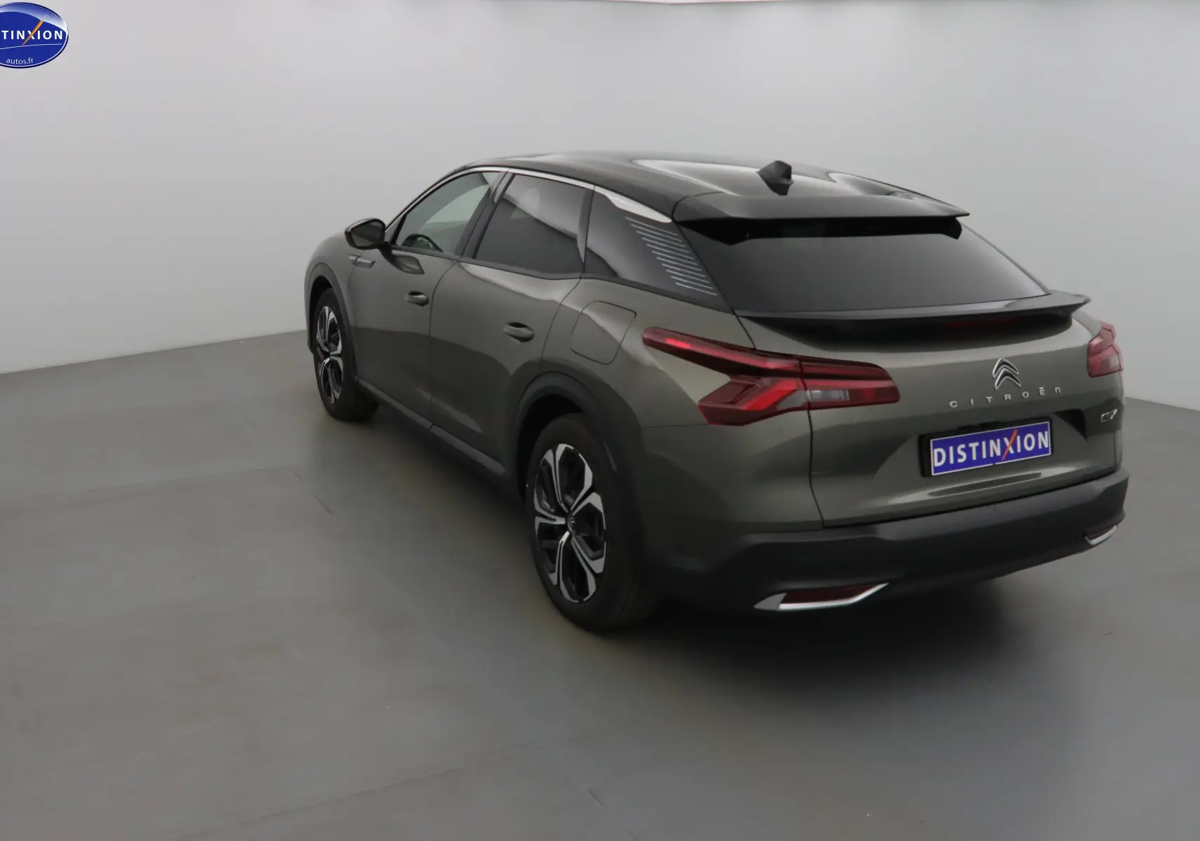 Vue 3/4 arrière droite d'une Citroën C5 X gris smart avec toit noir et feux arrière LED distinctifs.