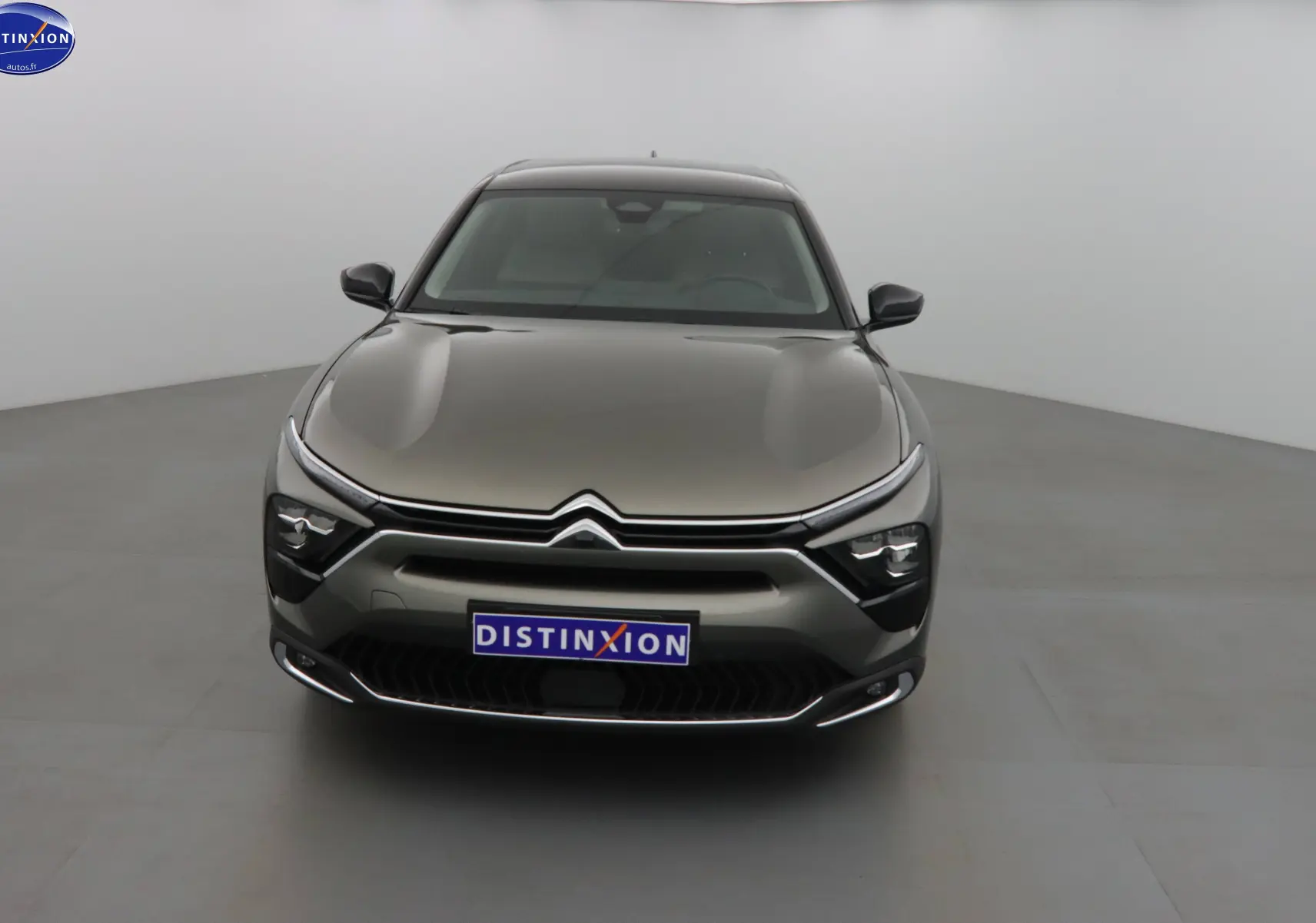 Vue frontale d'une Citroën C5 X hybride rechargeable gris smart avec signature lumineuse LED distinctive.