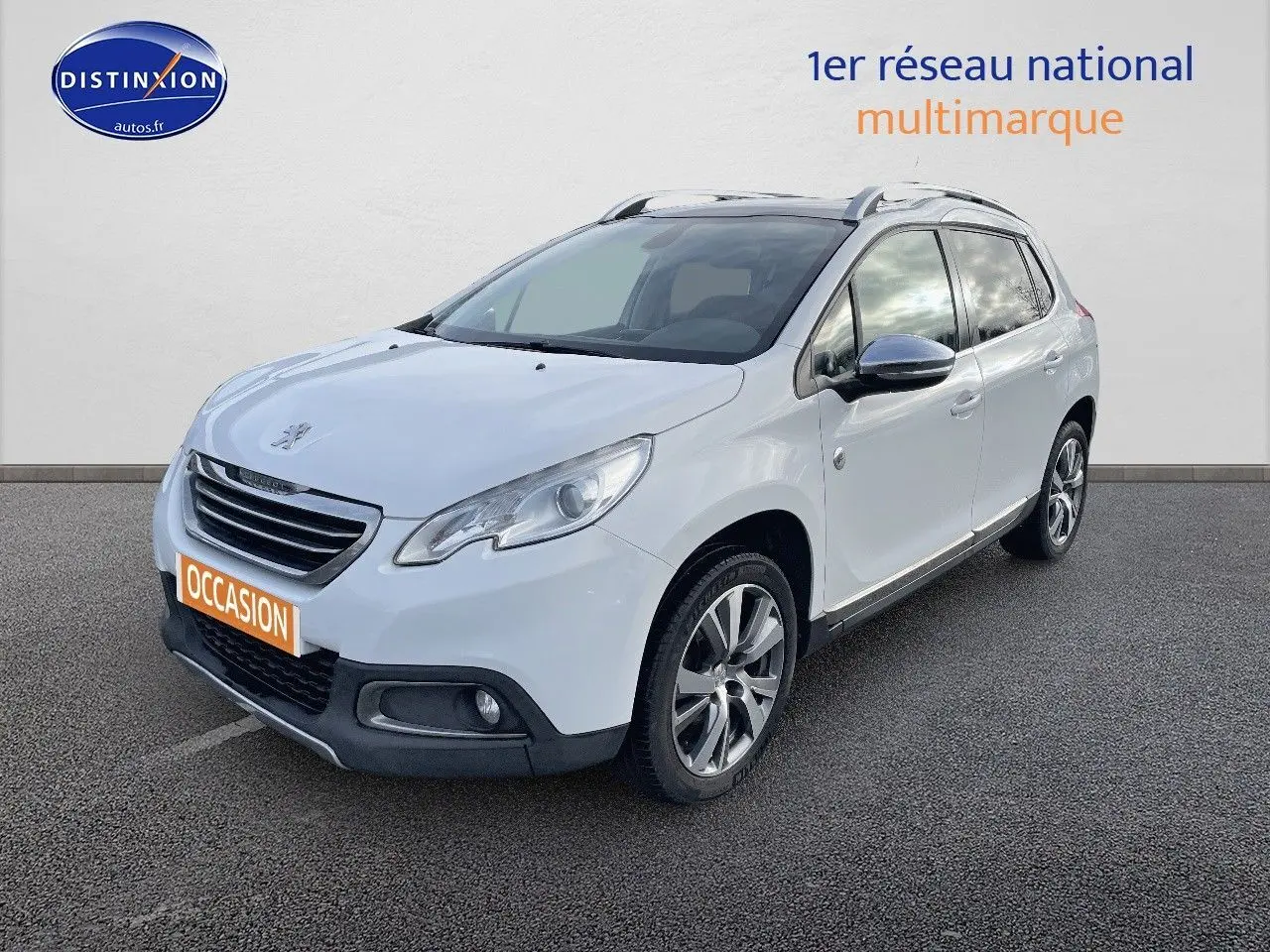 Peugeot 2008 blanc en 3/4 avant droit, avec jantes alliage et toit équipé de barres de toit.