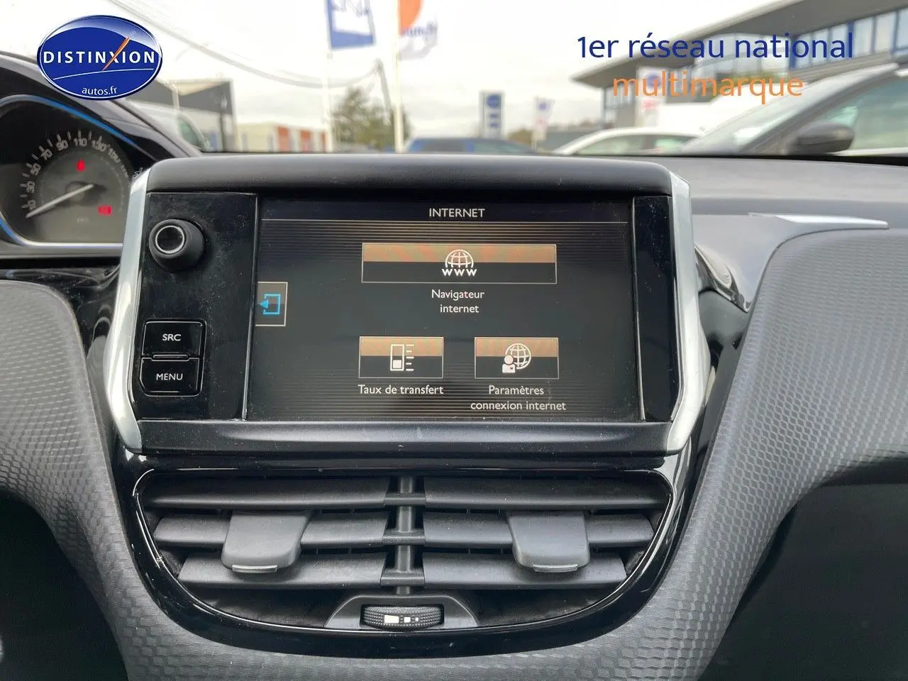 Vue rapprochée de l'écran tactile central du tableau de bord d'une Peugeot 2008 blanche, affichant le navigateur internet.