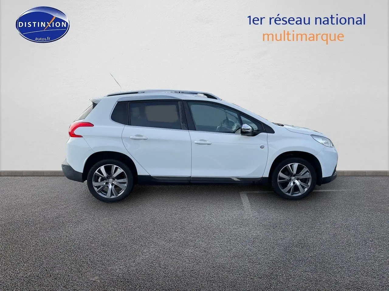 Profil côté droit d'un Peugeot 2008 blanc de 2016, version Crossway avec jantes alliage et barres de toit.