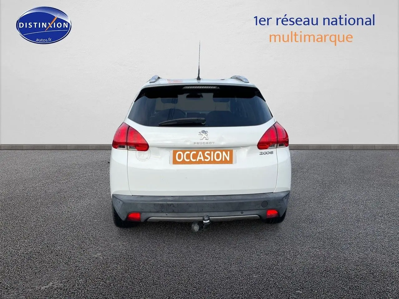 Vue arrière d'un Peugeot 2008 blanc de 2016 avec attelage et feux rouges distinctifs.