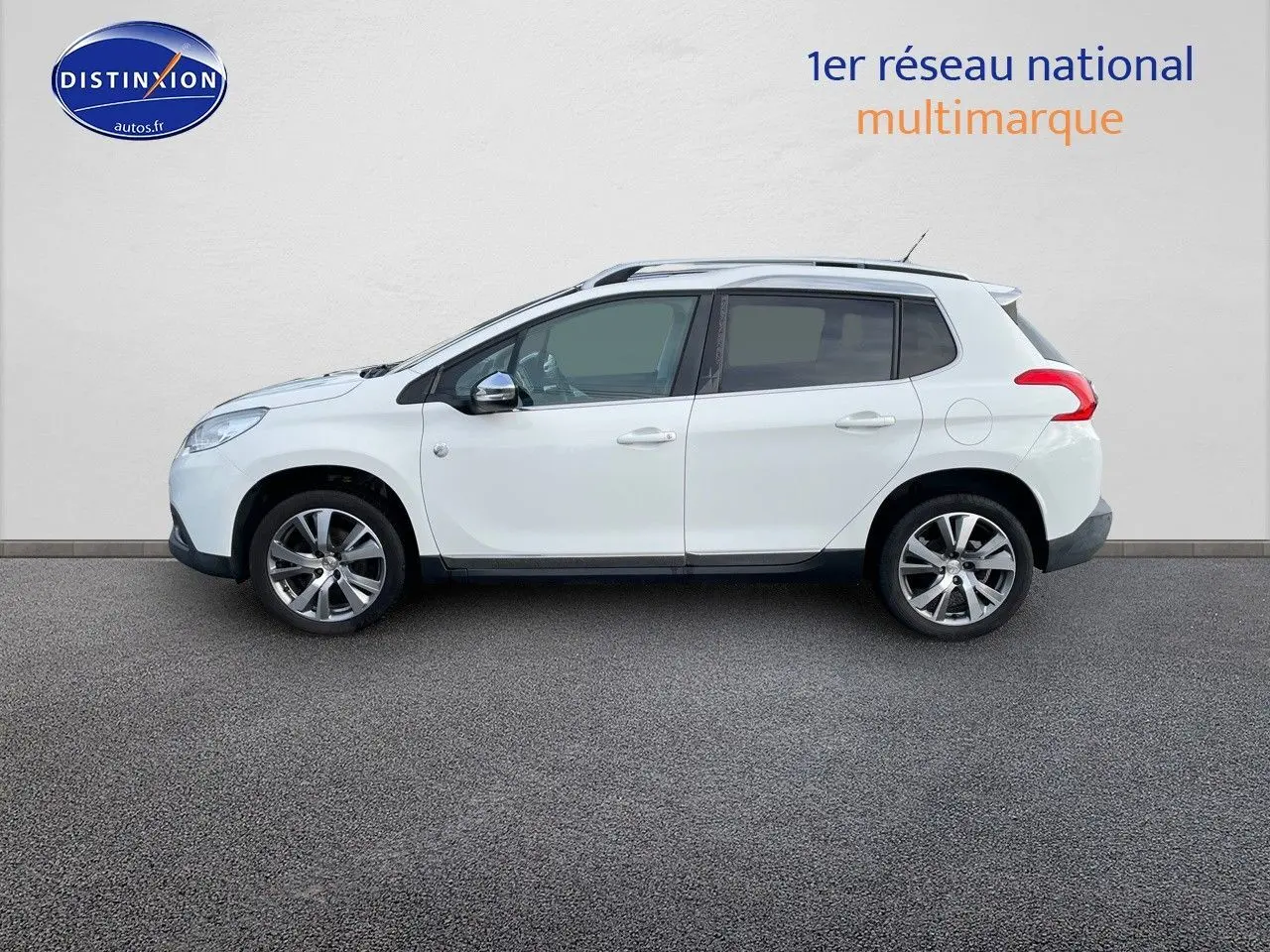 Profil côté gauche d'un Peugeot 2008 blanc de 2016, finition Crossway, avec jantes alliage et barres de toit visibles.