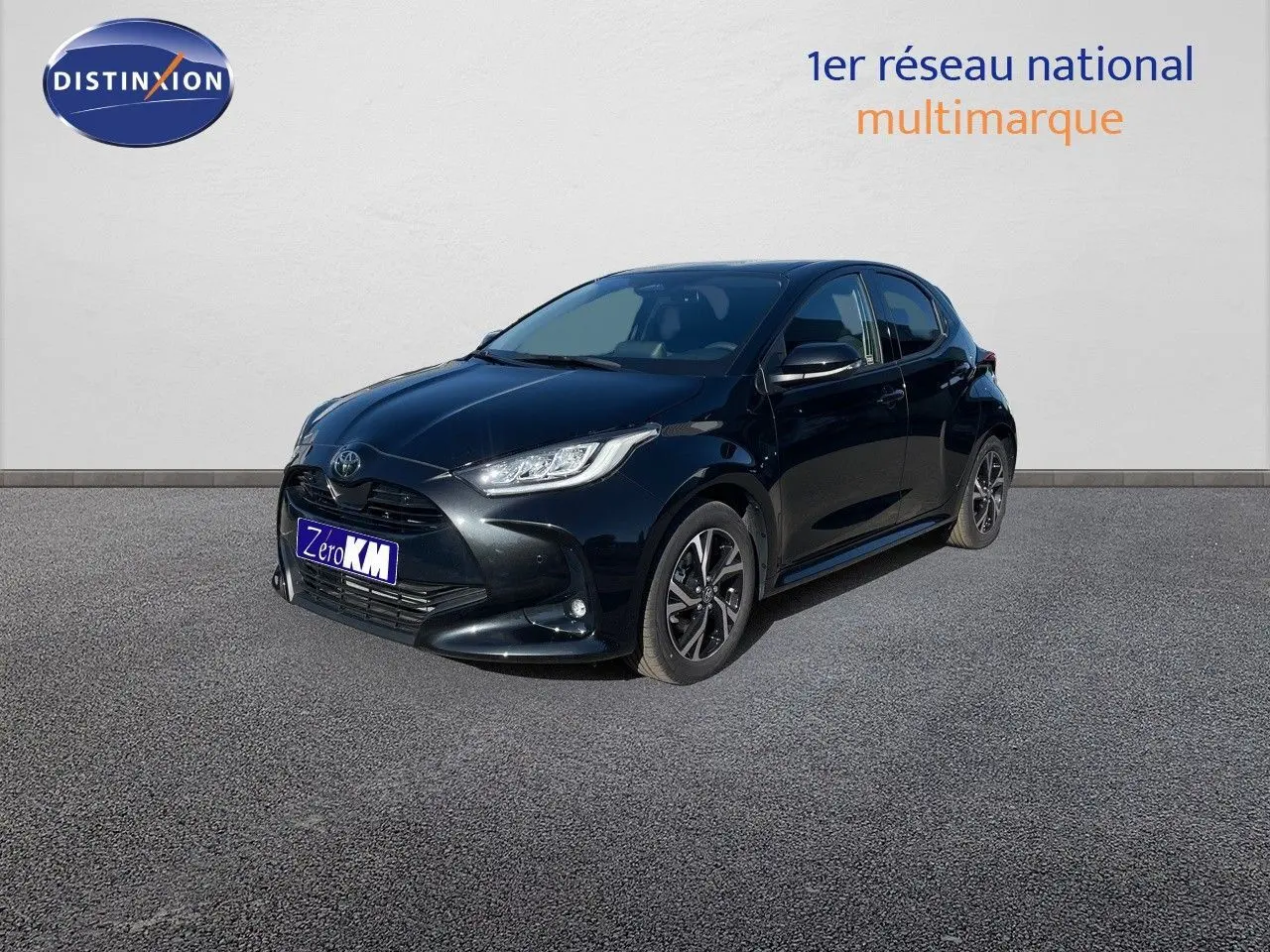 Toyota Yaris Hybrid 116ch 2025 noir métal vue 3/4 avant droit avec jantes biton et feux LED allumés.