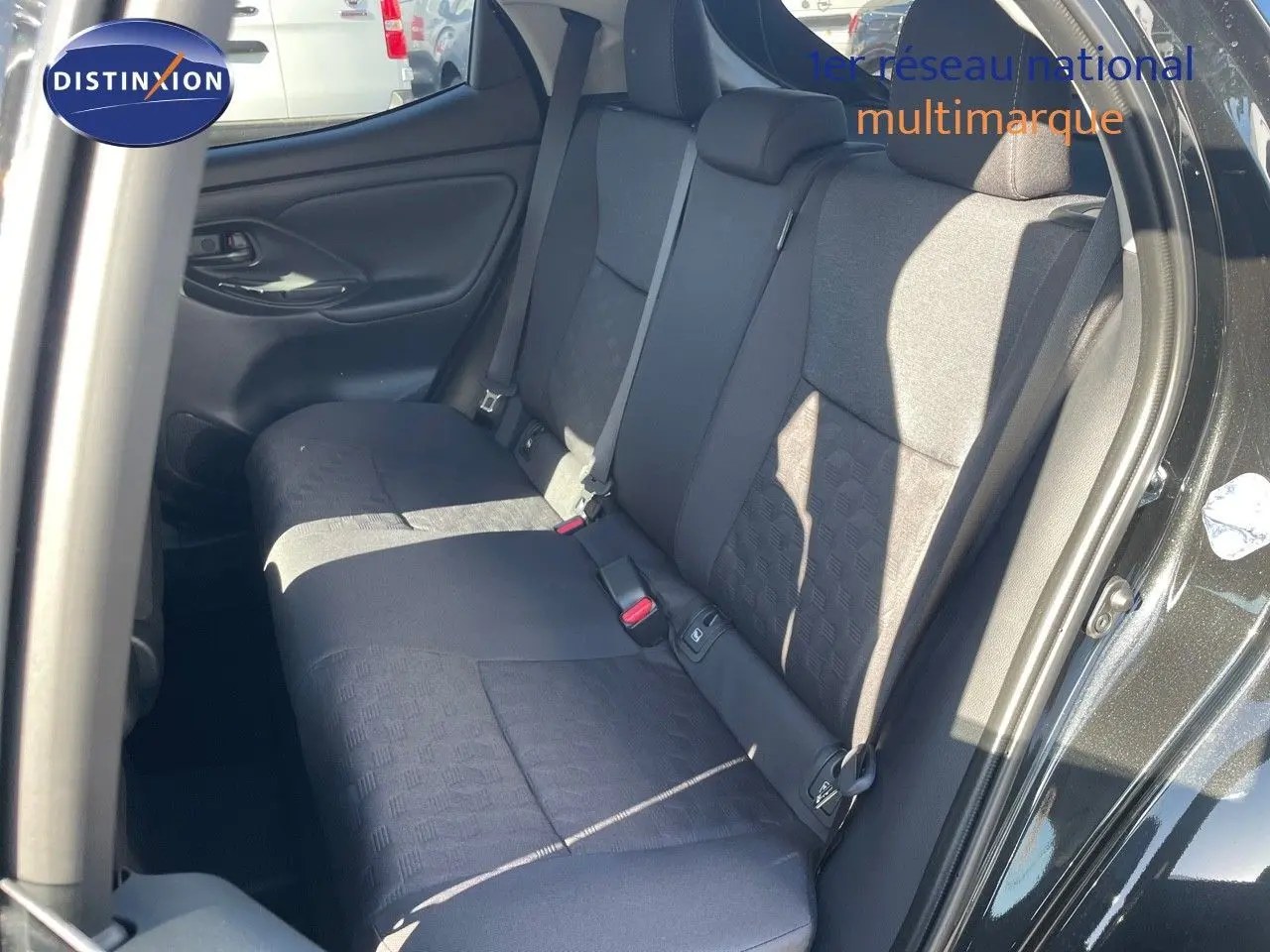 Vue intérieure côté droit des sièges arrière en tissu noir d'une Toyota Yaris Hybrid 116ch 2025 noir métal.