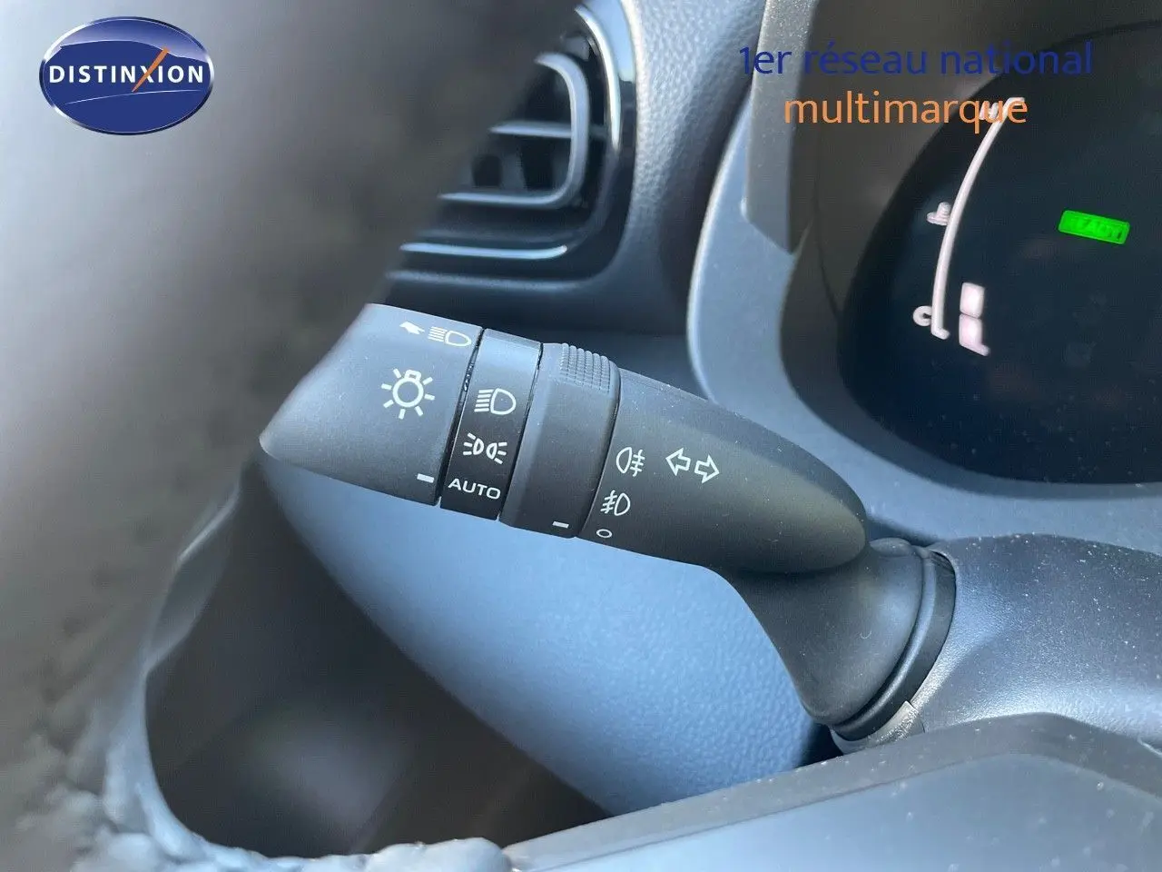 Gros plan sur la commande des phares et clignotants dans l'habitacle de la Toyota Yaris Hybrid 2025 noir métal.