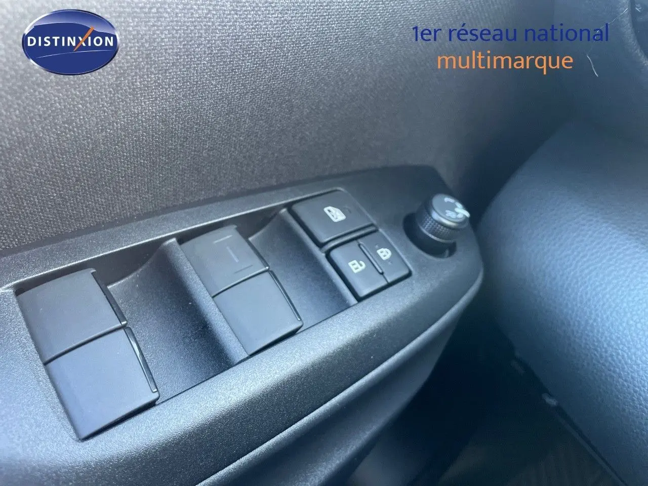 Panneau de commandes des vitres et rétroviseurs côté gauche intérieur d'une Toyota Yaris Hybrid 2025 noir métal.