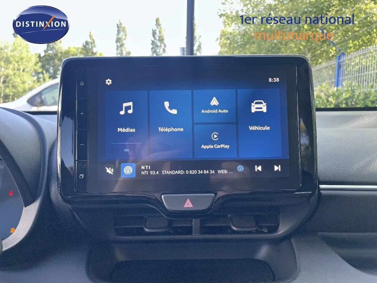 Écran tactile central affichant les options multimédia et connectivité dans le tableau de bord d'une Toyota Yaris Hybrid noire.