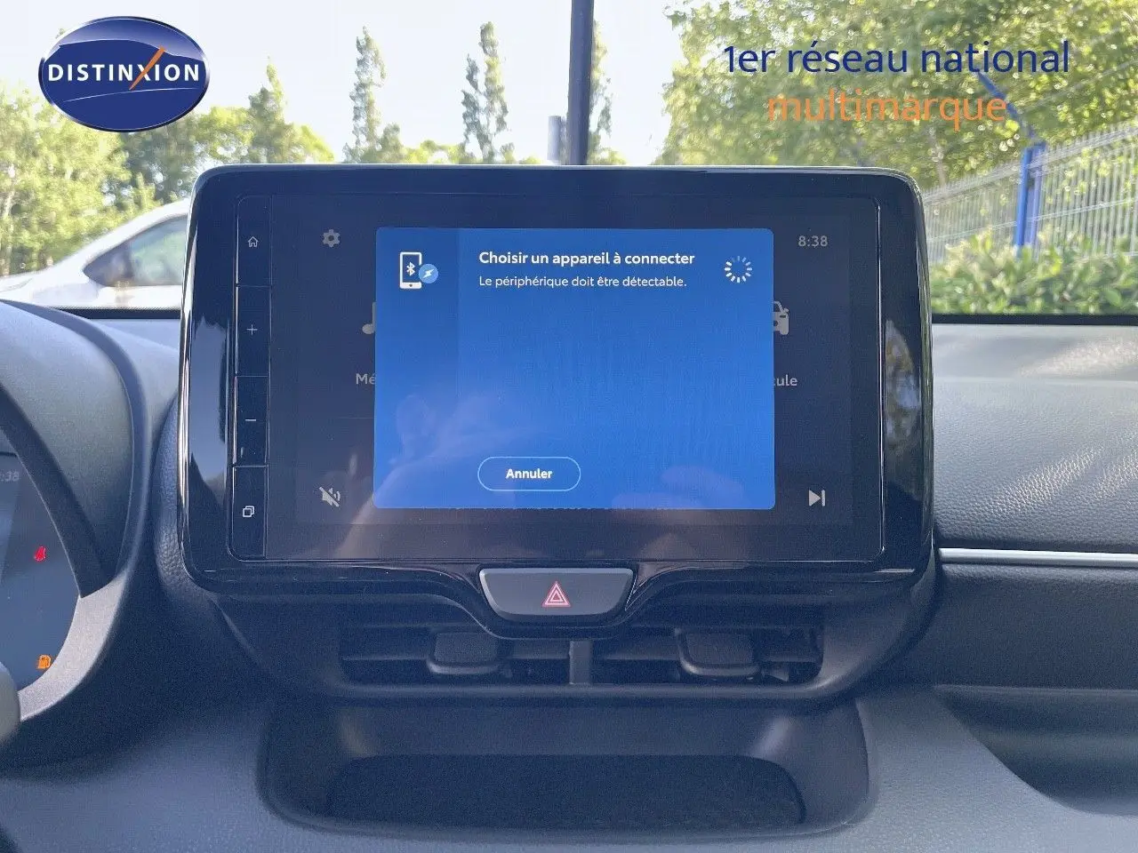 Écran tactile central de la Toyota Yaris Hybrid 2025 affichant le menu de connexion Bluetooth, vue intérieure frontale.