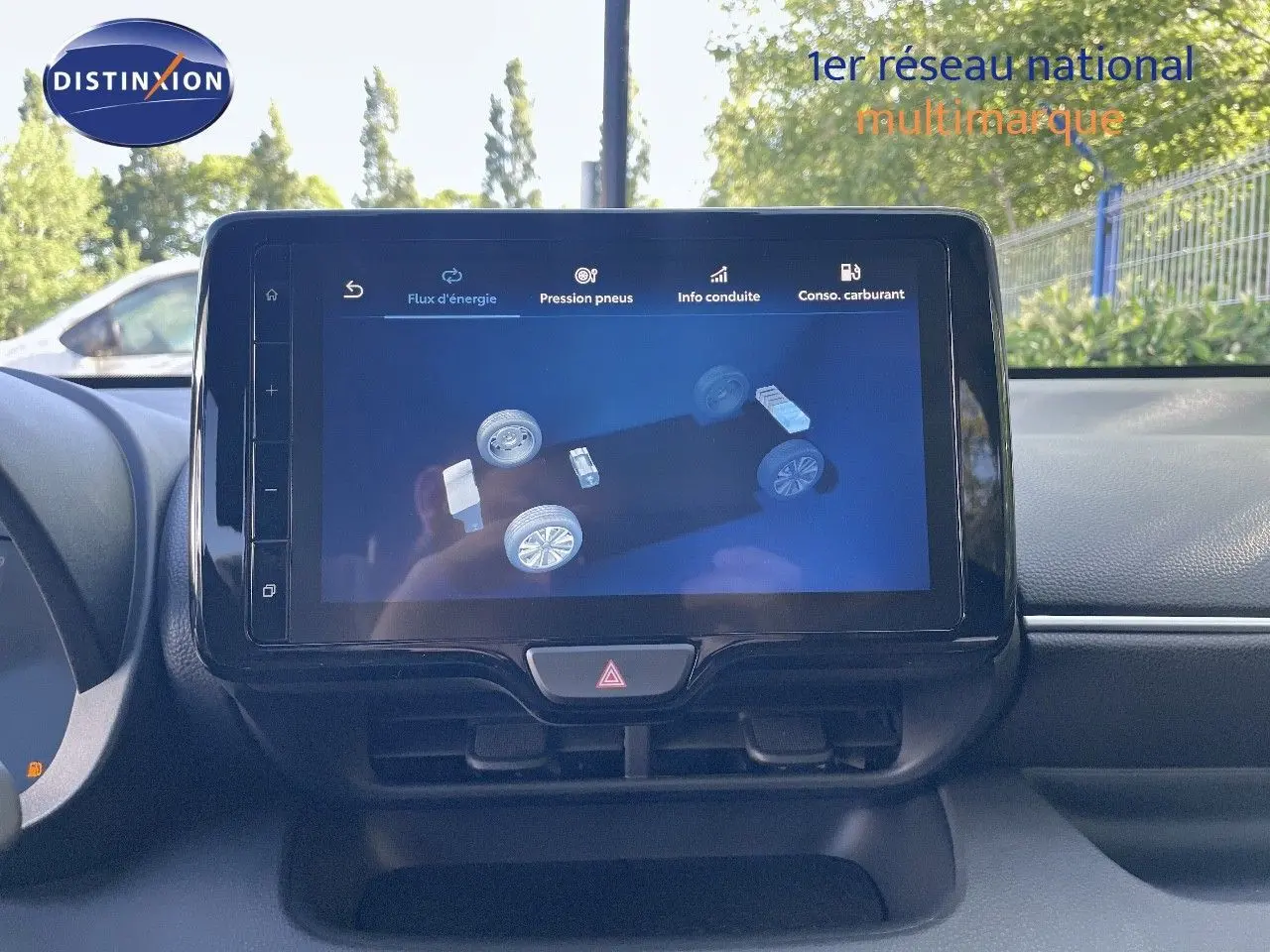 Écran tactile central affichant la pression des pneus dans l'habitacle d'une Toyota Yaris Hybrid 2025 noire.