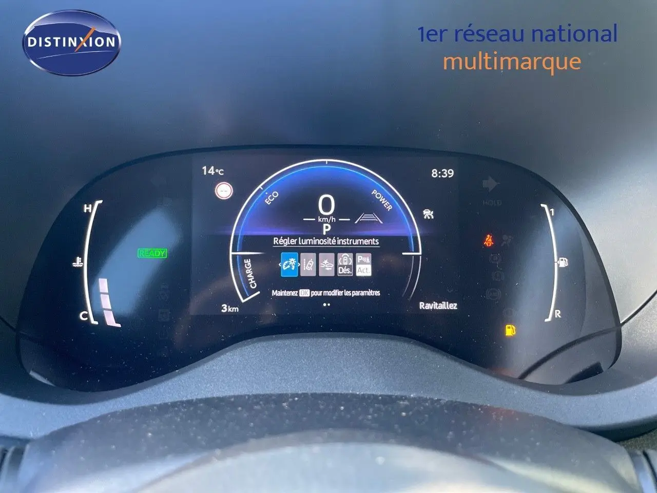 Tableau de bord numérique de la Toyota Yaris Hybrid 116ch 2025 affichant vitesse, température et indicateurs.