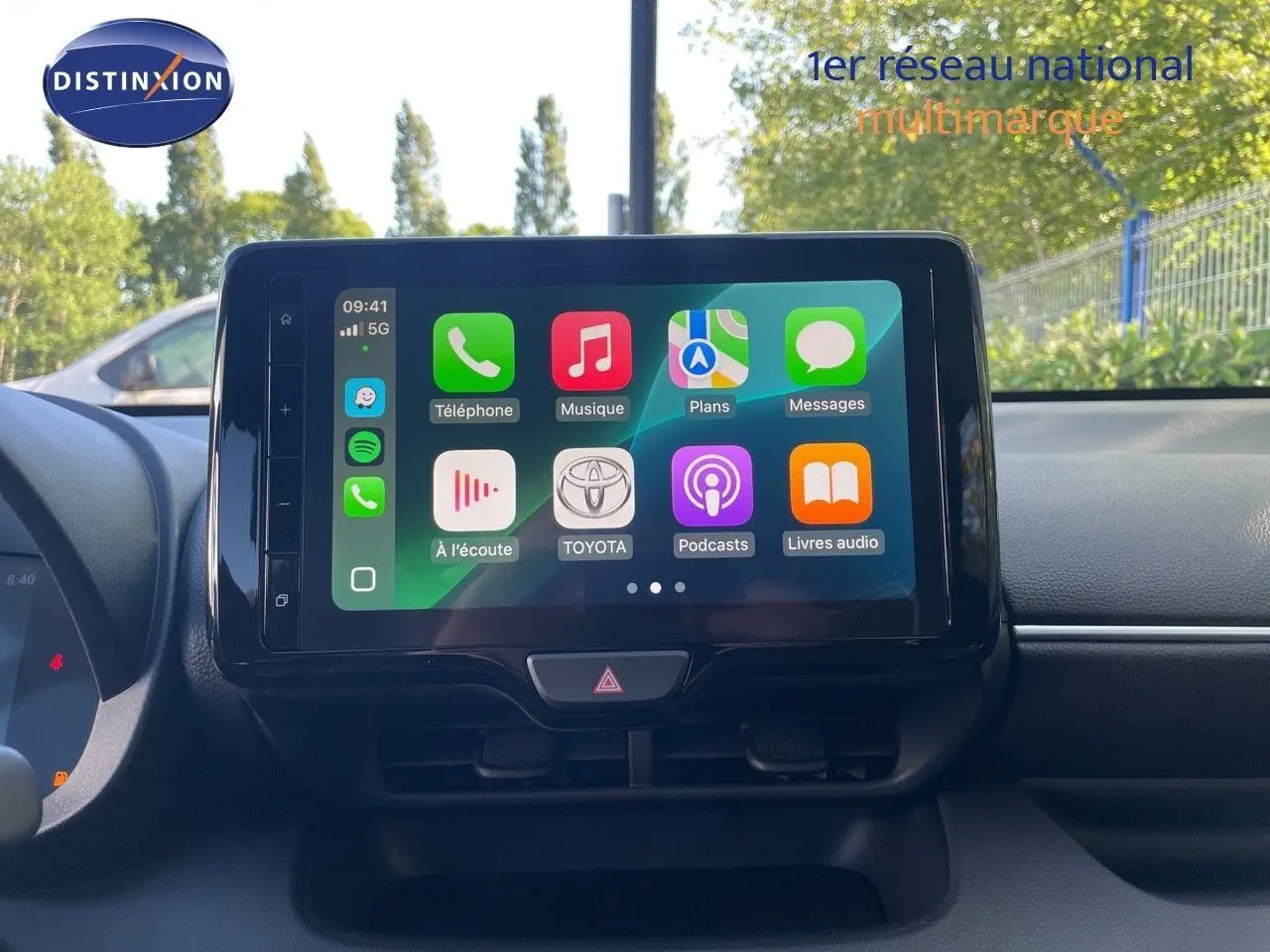 Écran tactile central allumé dans l’habitacle d’une Toyota Yaris Hybrid 116ch noir métal, vue de face.