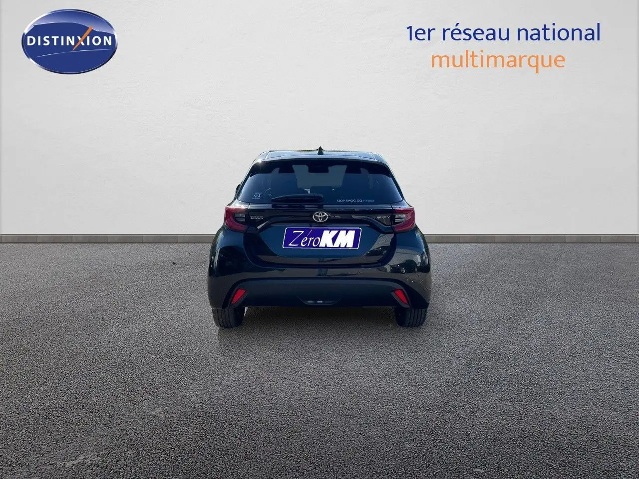Vue arrière d'une Toyota Yaris Hybrid 116ch noir métal 2025, avec feux LED et logo distinctif visible.