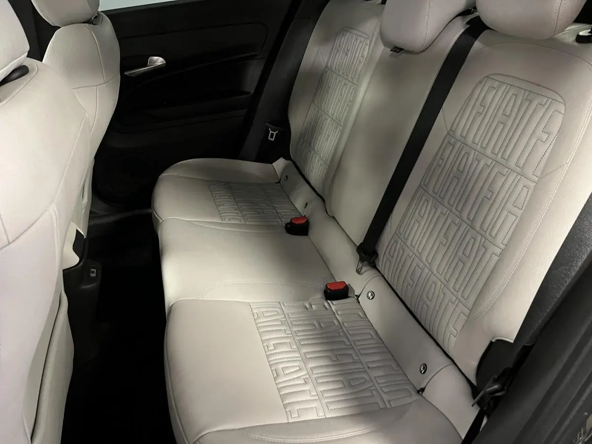 Vue latérale droite de la banquette arrière ivoire soft touch avec motifs FIAT embossés du Fiat 600 noir 2024.