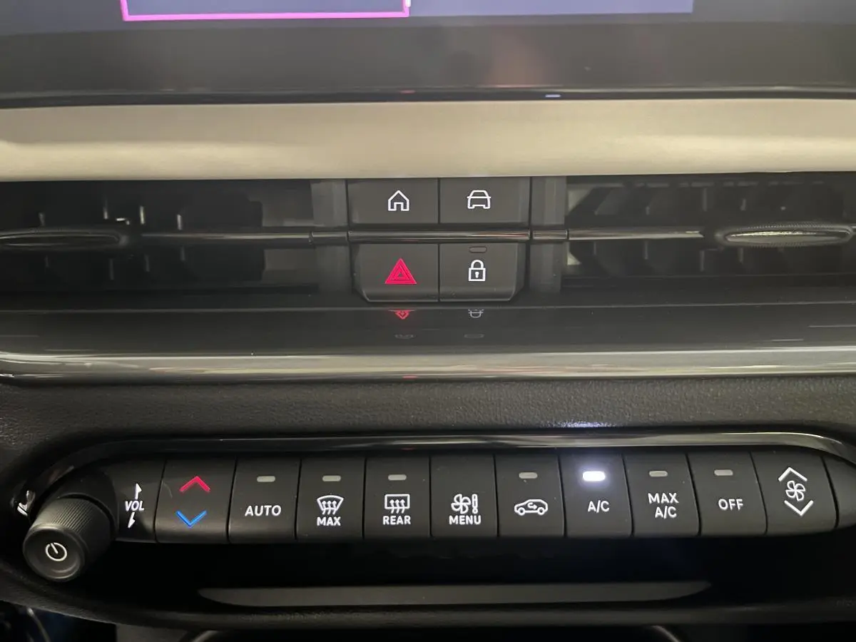 Panneau de commandes climatisation et audio noir brillant de la FIAT 600 La Prima 2024 vue de face.