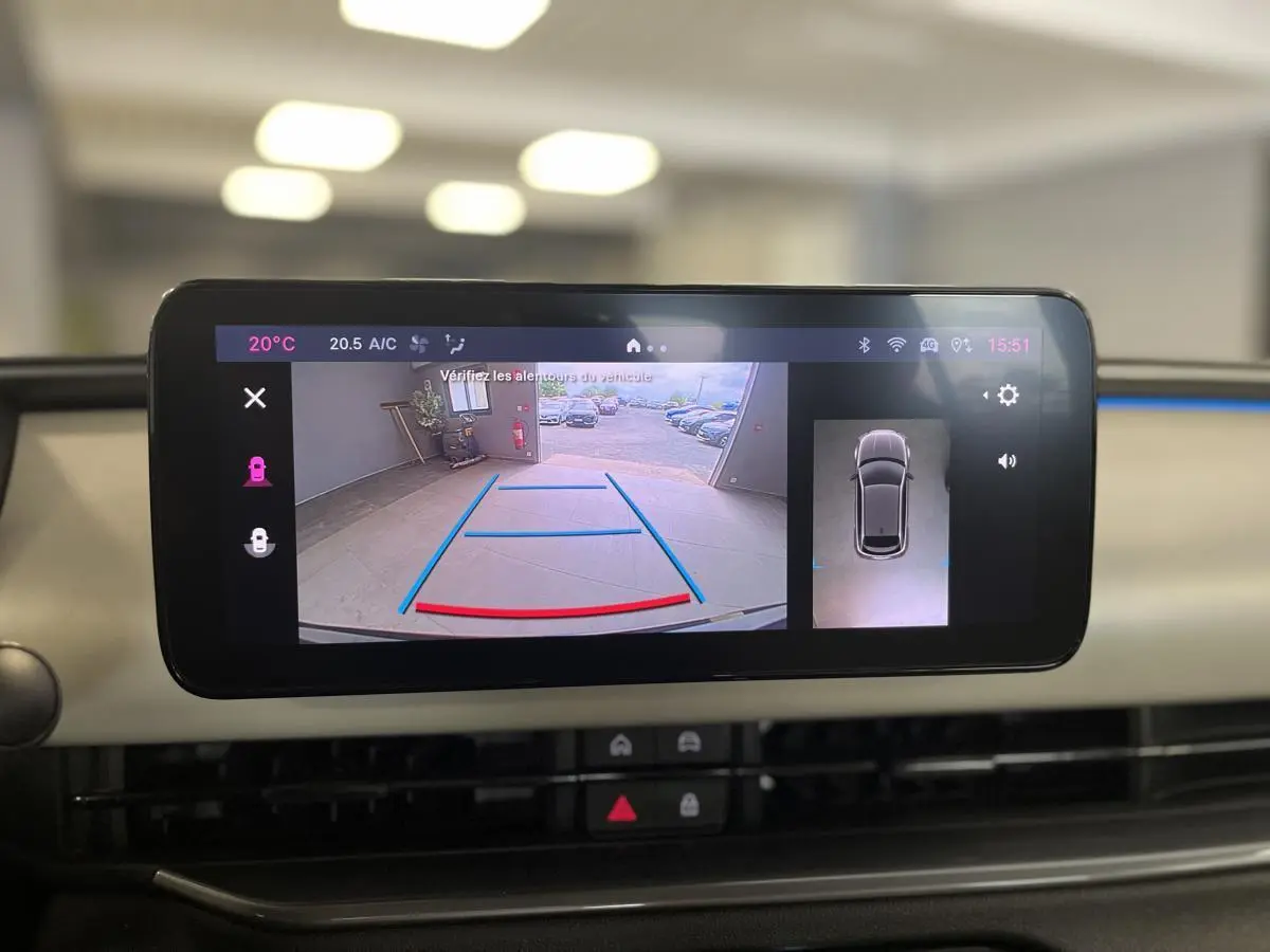 Écran central affichant la caméra de recul et vue 360° du tableau de bord ivoire de la Fiat 600 noire hybride.