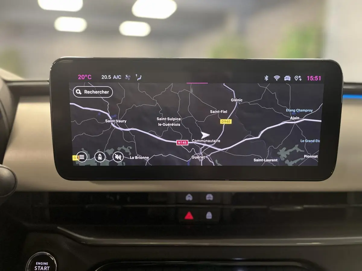 Vue intérieure centrée sur l'écran tactile du système de navigation de la Fiat 600 noire La Prima 2024