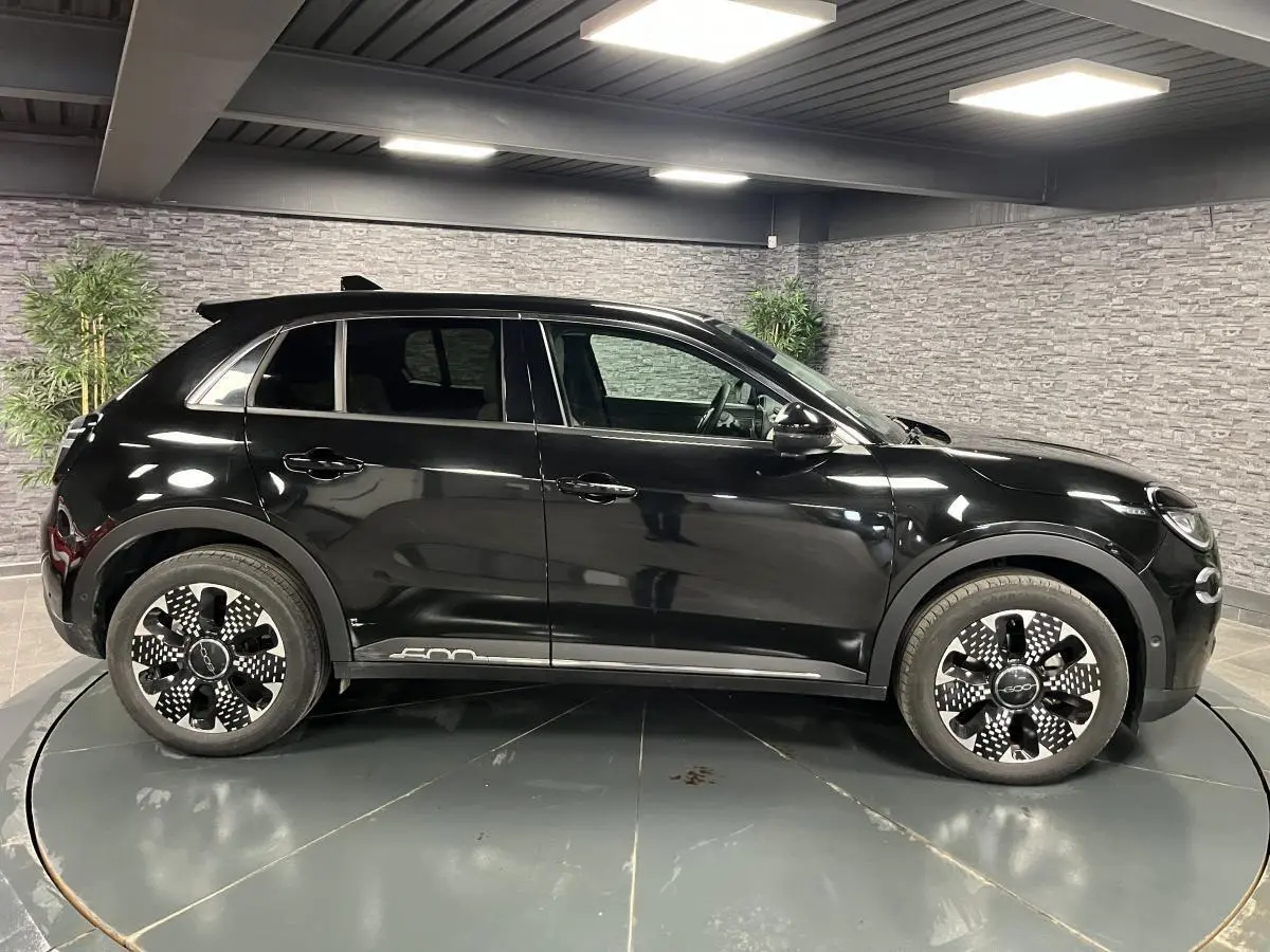 Profil côté gauche du FIAT 600 noir 2024 avec jantes alliage diamantées et logo 600 sur la porte.