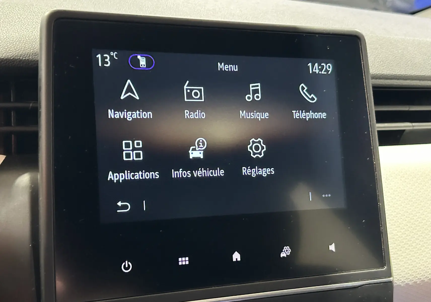 Écran tactile central de la Renault Clio V TCe 90 TECHNO affichant le menu principal avec navigation et réglages.