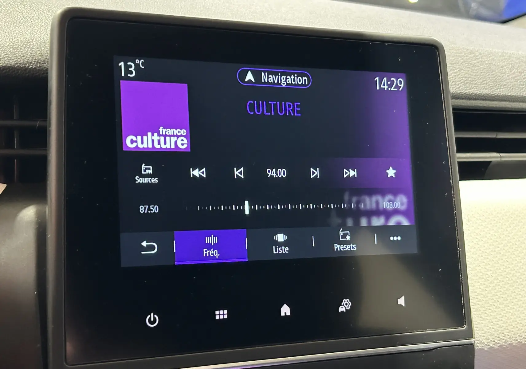 Écran tactile central de la Renault Clio V TCe 90 TECHNO affichant la radio France Culture à 14h29.