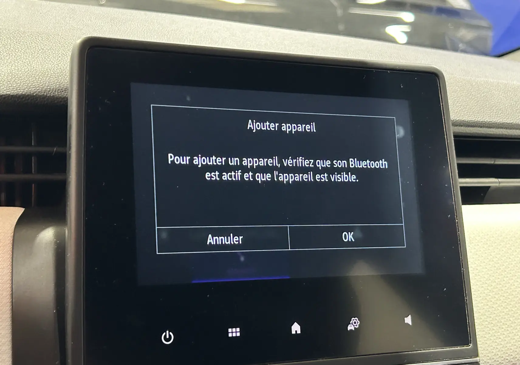 Écran tactile central de la Renault Clio V TCe 90 TECHNO 2023 affichant un message d'ajout Bluetooth.