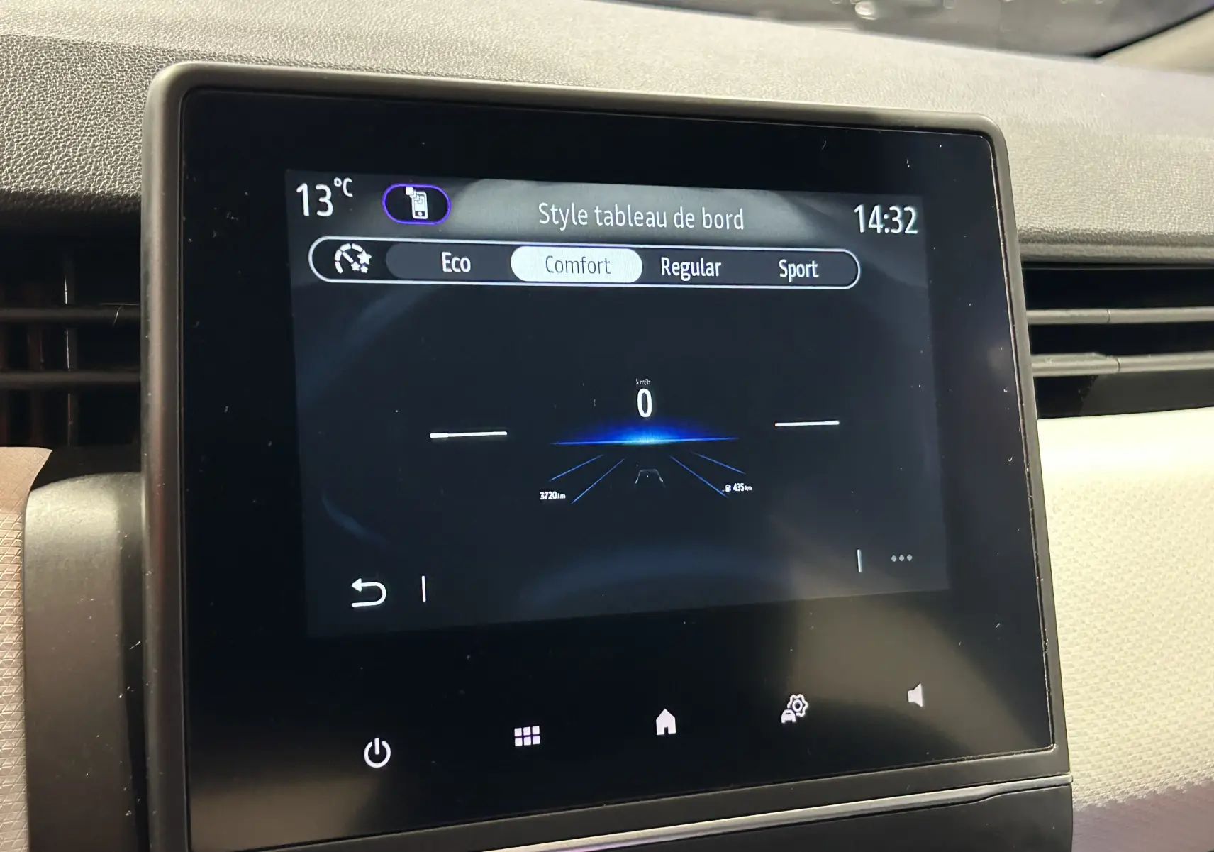 Écran tactile central de la Renault Clio V TCe 90 TECHNO affichant les modes de conduite et style du tableau de bord.