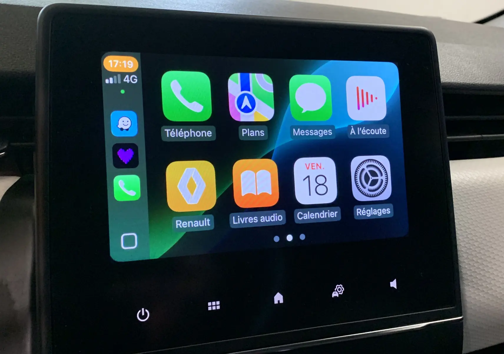 Écran tactile central de la Renault Clio V rouge 2023 affichant les applications Apple CarPlay en intérieur.
