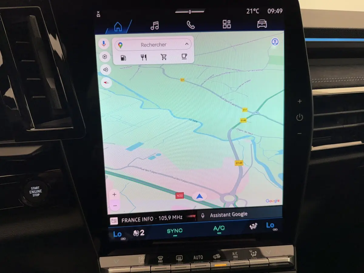 Écran tactile central affichant la navigation GPS dans l’habitacle du Renault Espace gris foncé esprit Alpine 2025.