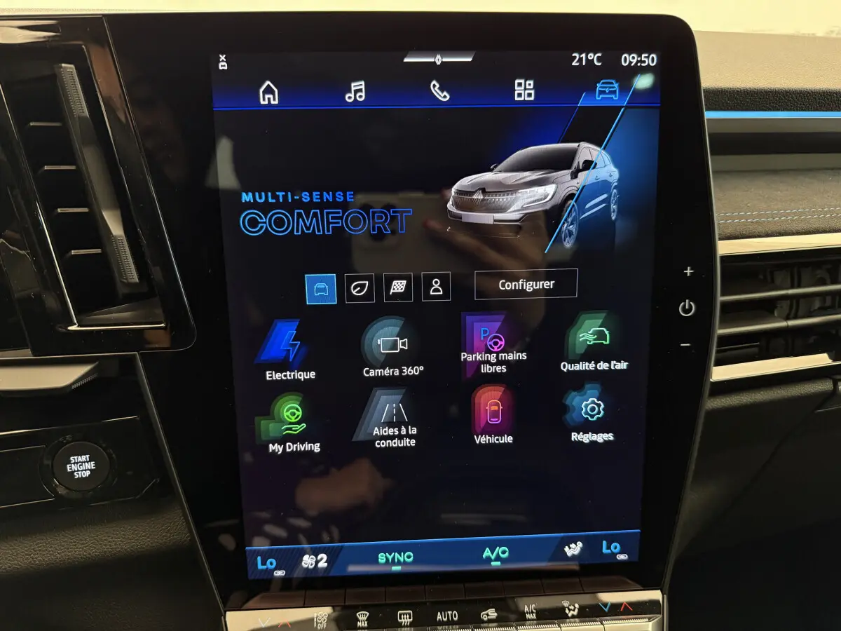 Écran tactile central du tableau de bord du Renault Espace gris foncé, affichant le mode Confort Multi-Sense.