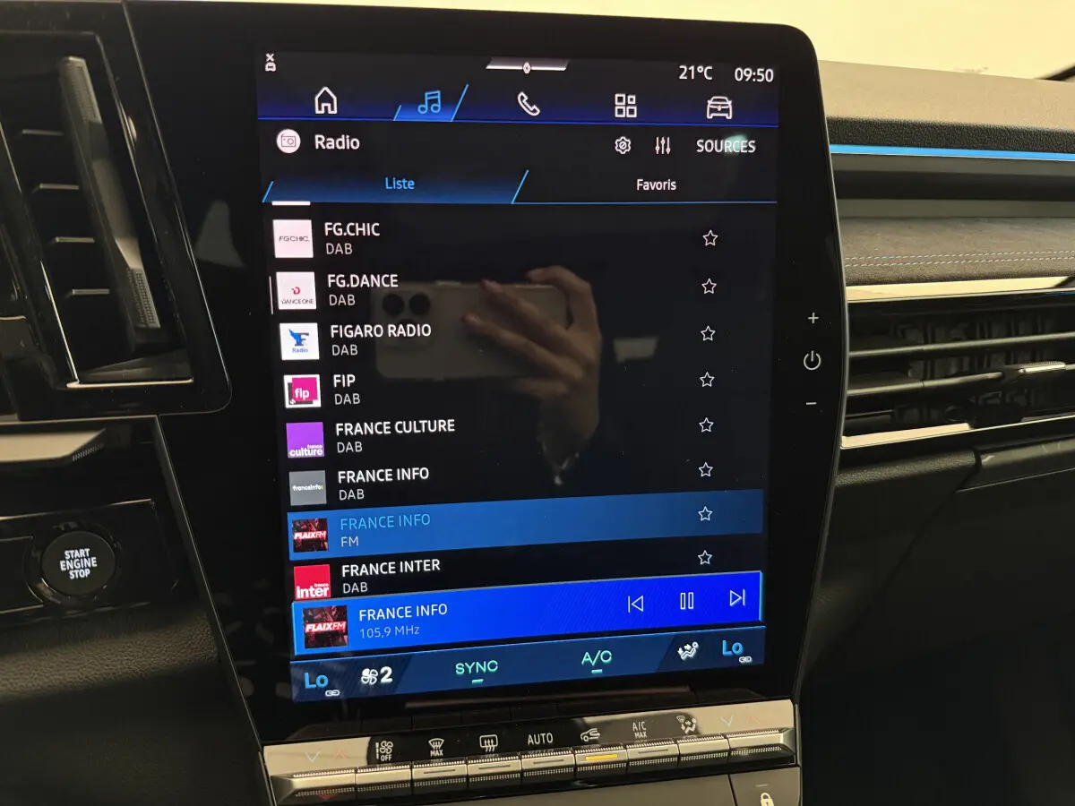 Écran tactile central affichant la radio dans l'habitacle du Renault Espace gris foncé esprit Alpine 7 places.