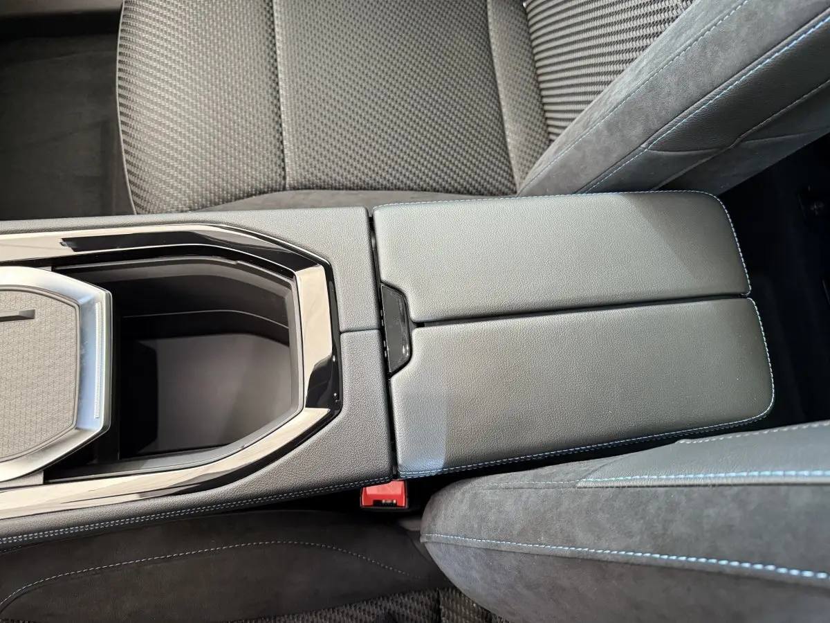 Gros plan sur la console centrale cuir gris foncé avec surpiqûres bleues du Renault Espace Esprit Alpine 2025.