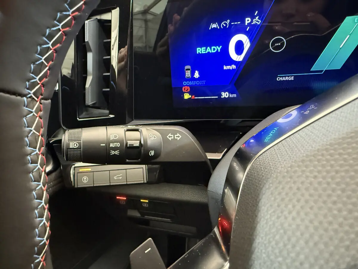 Gros plan sur le volant et le combiné numérique bleu du Renault Espace gris foncé esprit Alpine 7PL 2025.