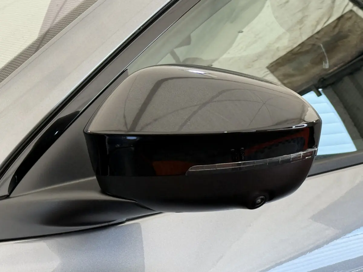 Rétroviseur côté gauche gris foncé et noir du Renault Espace esprit Alpine 2025 avec caméra intégrée et clignotant LED.