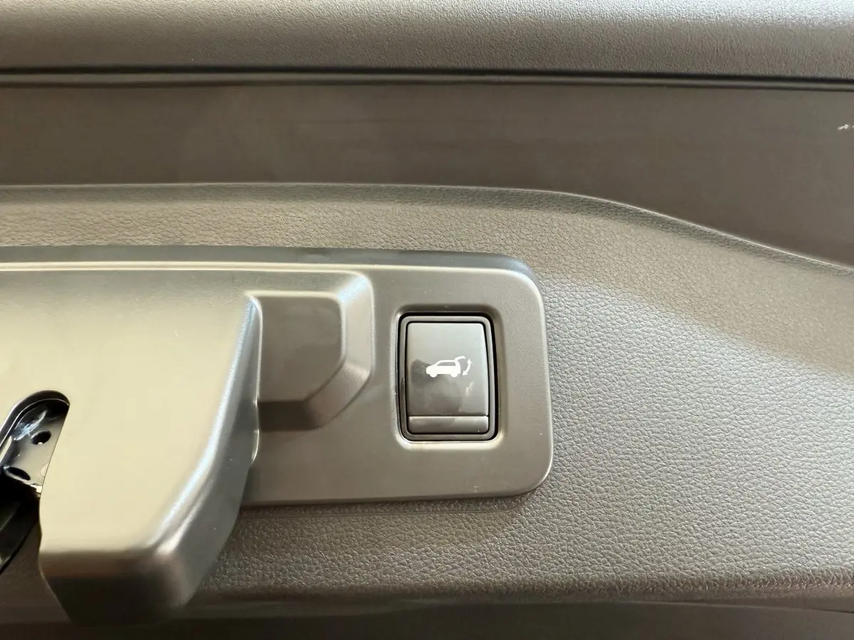 Bouton d'ouverture électrique du coffre sur panneau intérieur noir du Renault Espace gris foncé esprit Alpine 2025.