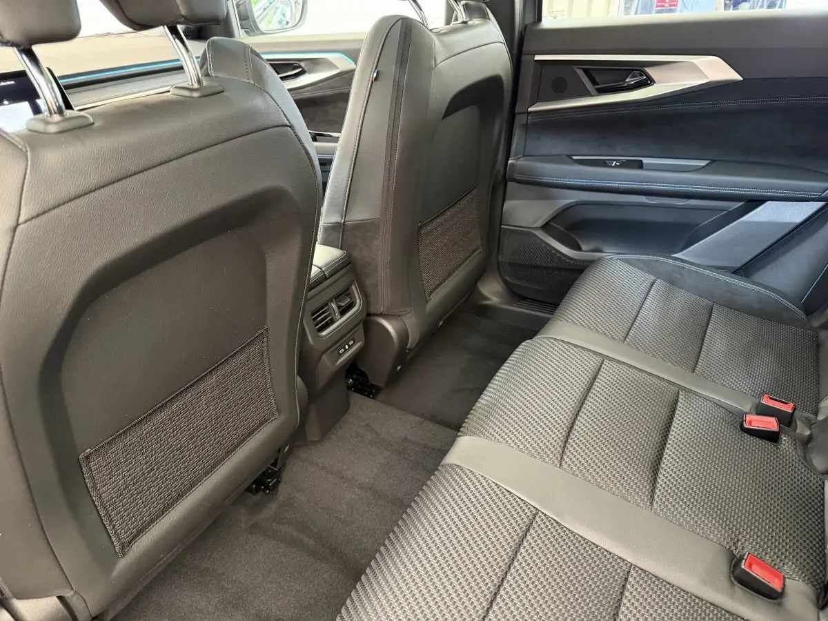 Vue intérieure arrière côté droit du Renault Espace 2025 esprit Alpine, sièges en cuir noir et tissu gris foncé.