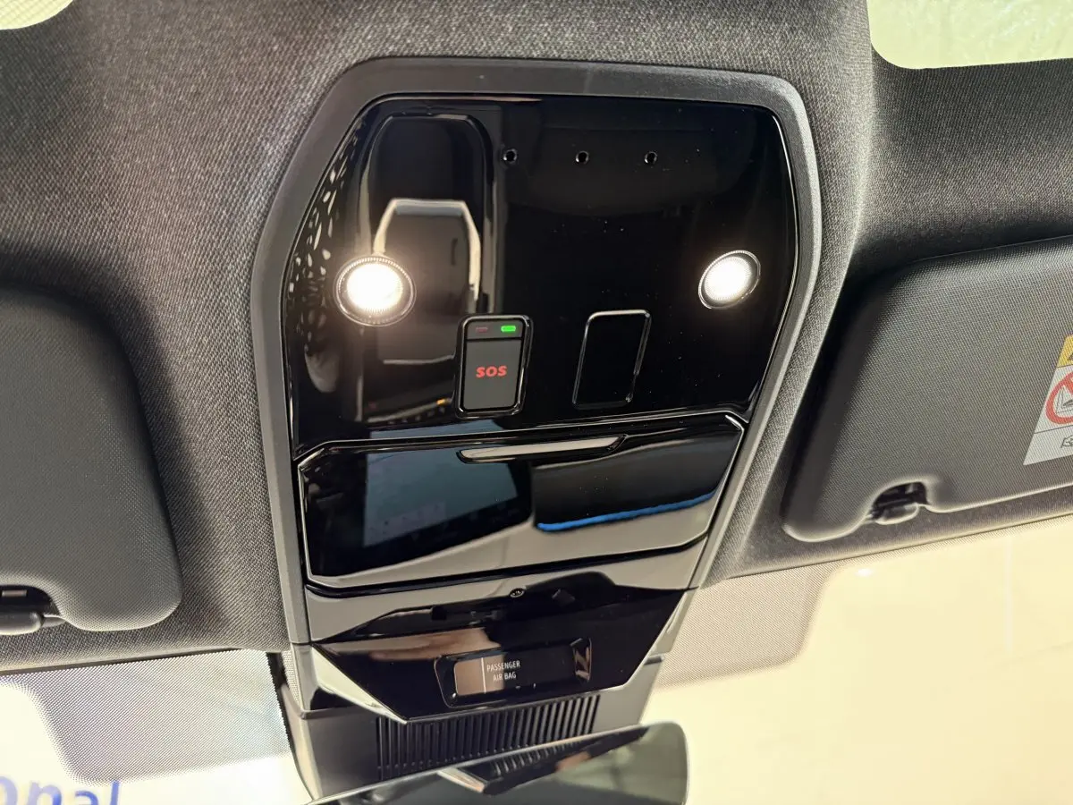 Plafonnier noir brillant avec éclairages et bouton SOS dans l'habitacle du Renault Espace gris foncé esprit Alpine 2025.