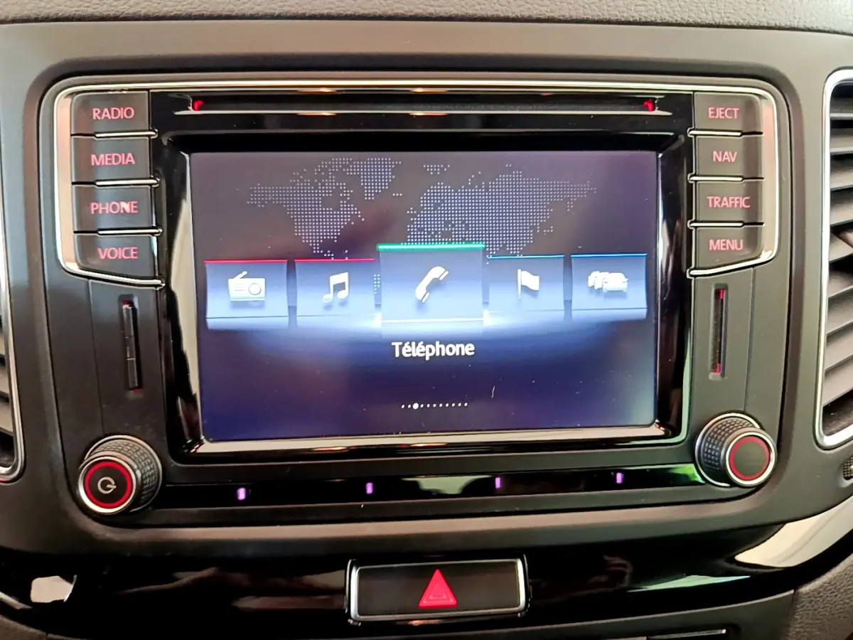 Écran tactile central affichant le menu téléphone dans l'habitacle noir du Volkswagen Sharan marron 2017.