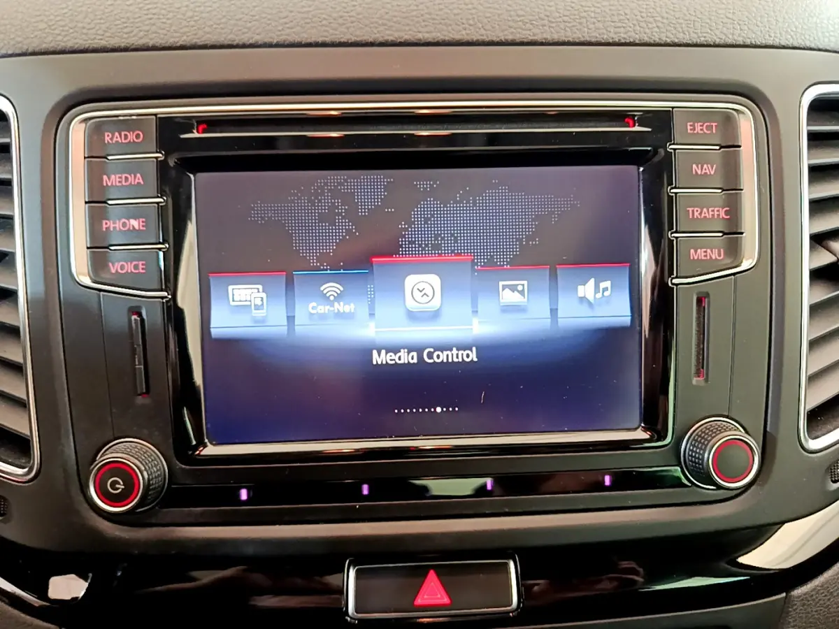 Écran tactile central du système multimédia du Volkswagen Sharan 2017, avec commandes autour et affichage "Media Control".