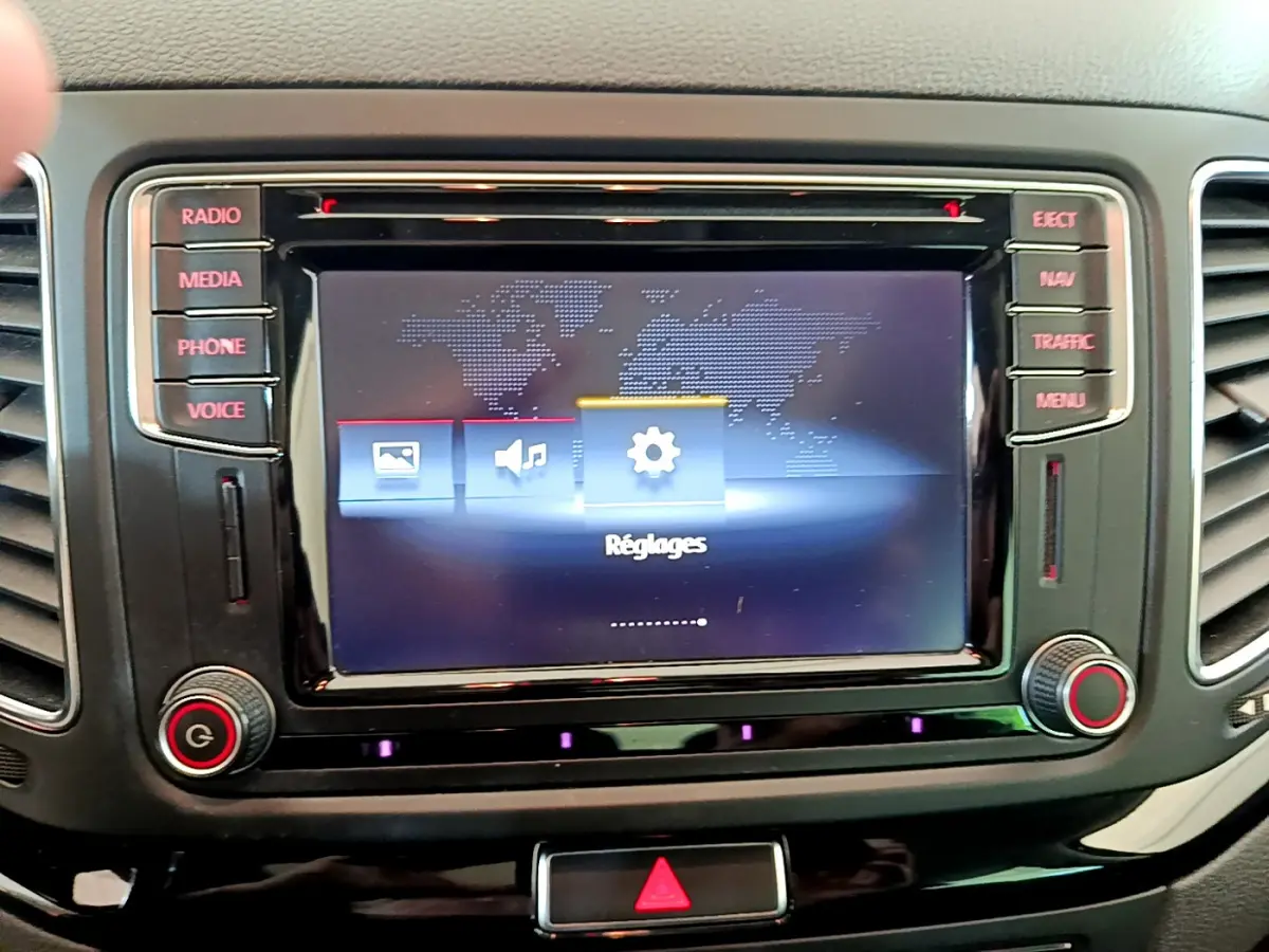 Écran tactile central du système de navigation du Volkswagen Sharan 2017, avec boutons fonctionnels autour.