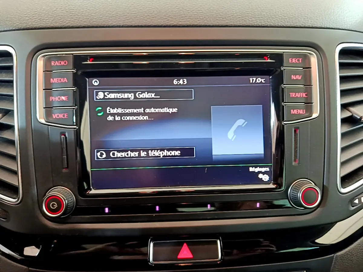 Vue rapprochée de l'écran tactile central du Volkswagen Sharan 2017, affichant la connexion Bluetooth en cours.