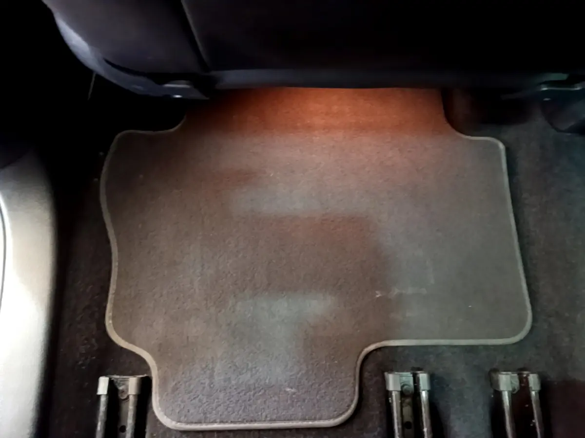 Tapis de sol marron foncé au sol côté passager avant dans un Volkswagen Sharan 2017.