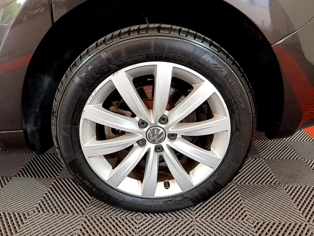 Gros plan sur la roue avant droite avec jante alliage argentée du Volkswagen Sharan marron 2017