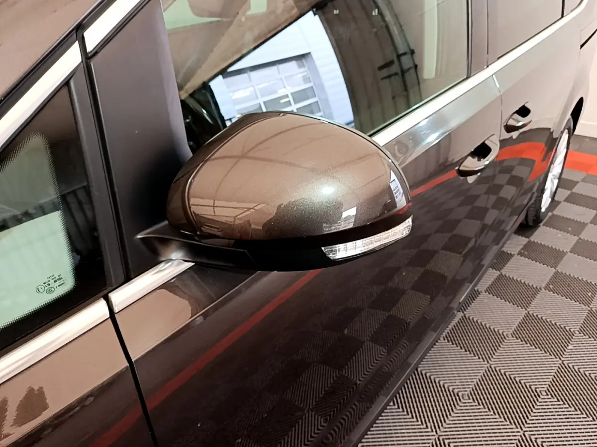 Rétroviseur droit marron métallisé du Volkswagen Sharan 2017, avec clignotant intégré, vue rapprochée côté conducteur.