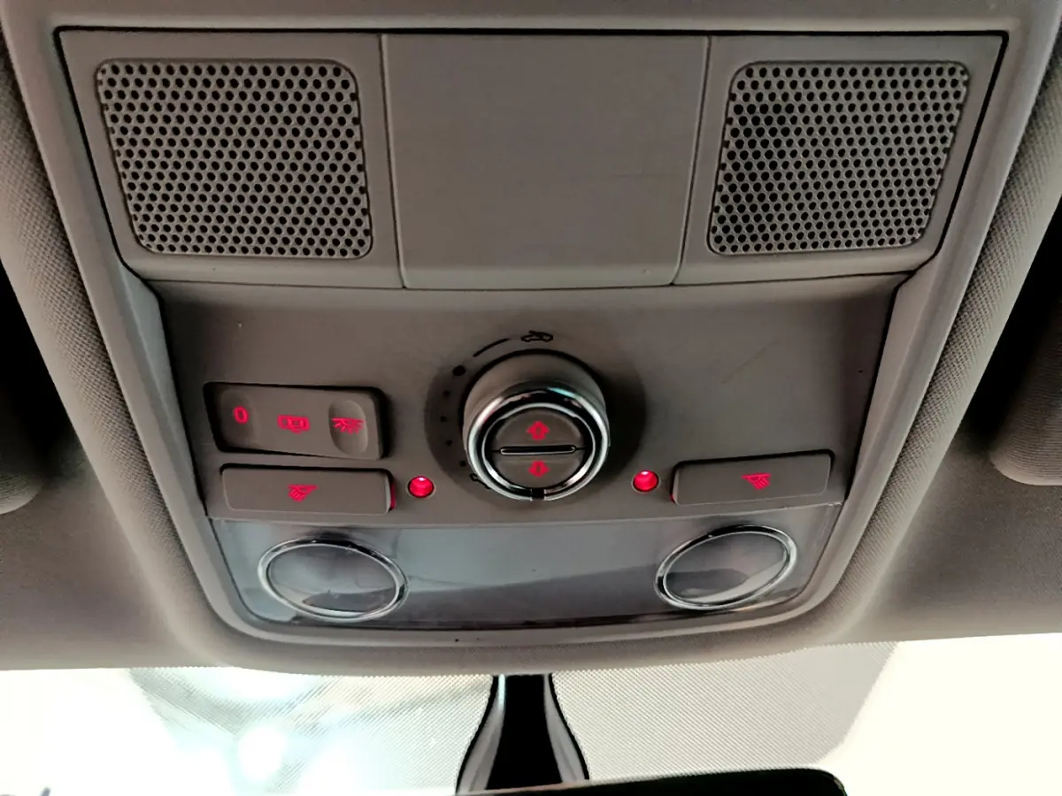 Vue intérieure du plafonnier gris avec commandes d'éclairage et ventilation du Volkswagen Sharan marron 2017.